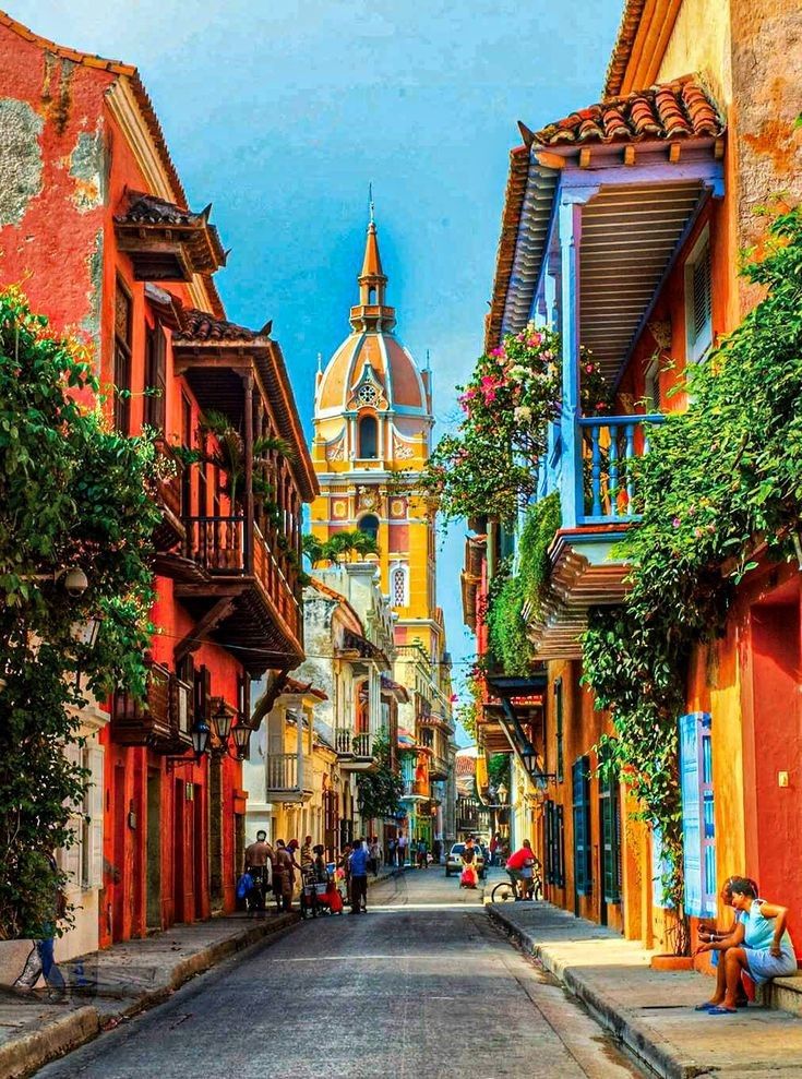 Calles coloniales coloridas de Cartagena de Indias con balcones floridos