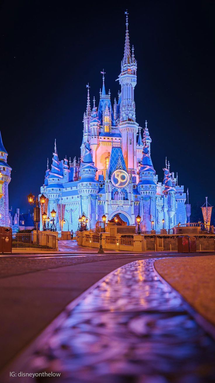 Castillo de Cinderella en Magic Kingdom, Disney Orlando, iluminado de noche