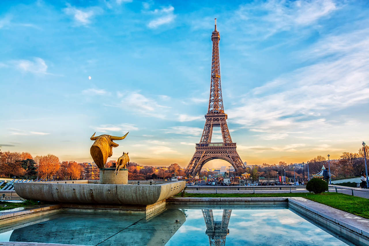 La majestuosa Torre Eiffel de París bajo un cielo azul